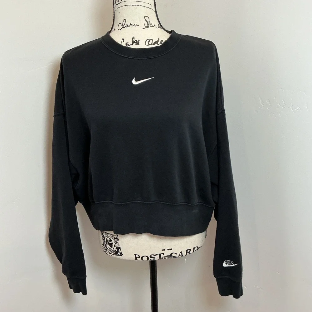 Nike Sportswear Black Cropped Crewneck Sweatshirt XS‎ Hearts Logo
